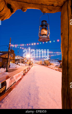 Blick auf die 2009 Iditarod Finish Rutsche & Laterne unter der Burl-Bogen in der Abenddämmerung In Nome, Alaska Stockfoto