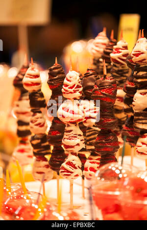 Schokolade getauchte Erdbeeren in einer Dessert-Bar auf dem Markt ausgesetzt Stockfoto