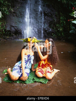 Tahitianische Frauen von einem Wasserfall baden; Tahiti Stockfoto