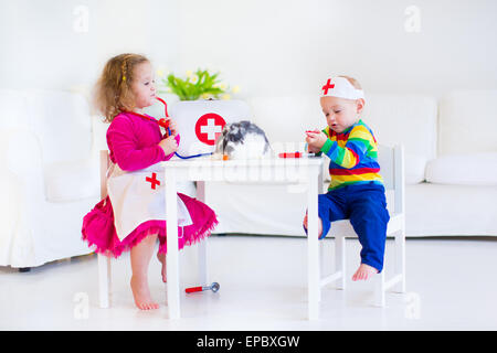 Zwei glückliche Kinder, niedlichen Kleinkind Mädchen und entzückende Baby Boy, Bruder und Schwester, Arzt und Veterinary Hospital spielen Stockfoto