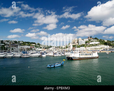 Torquay Hafen mit seinen Booten, & Luxuswohnungen & Hotels auf dem Hügel Seiten dieses Badeortes Stockfoto