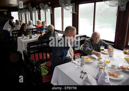 Passagiere in den Genuss eines lebendigen Mittagessens während der Kreuzfahrt Halong-Bucht Stockfoto