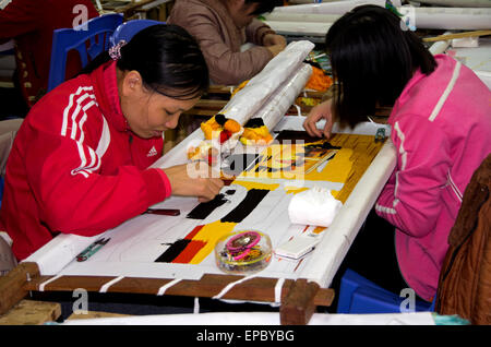 Zwei Frauen arbeiten auf handgemachte Seidenstickerei Bilder in Seitenanschlag touristischen Straße zwischen Hanoi und Halong. Stockfoto