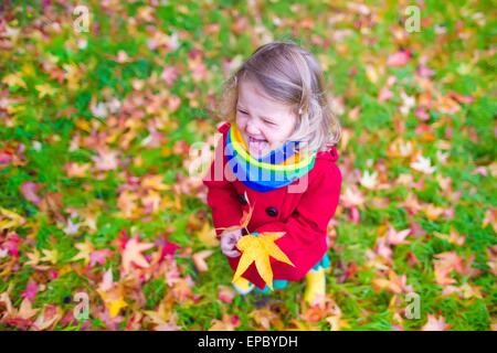 Kleines Mädchen im Herbst park Stockfoto