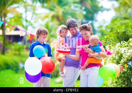 Glückliche große Familie mit drei Kindern, Teenager-jungen, süßen geschweiften Kleinkind Mädchen und ein kleines lustiges Baby feiert Geburtstag Stockfoto