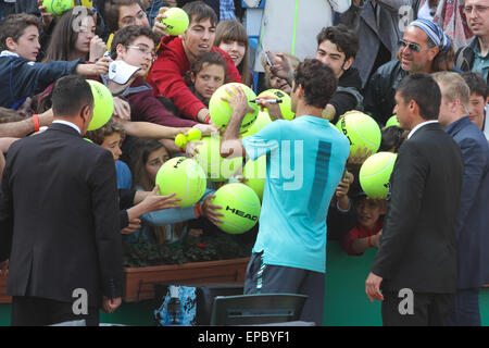 ISTANBUL, Türkei - 1. Mai 2015: Schweizer Spieler Roger Federer Fans nach Quartal Endspiel von TEB BNP Paribas Istanbul unterzeichnet Stockfoto