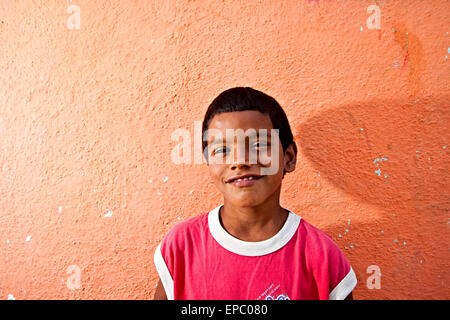 José Colón genießt Urlaub von der Schule. Stockfoto