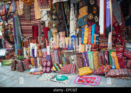 Bunte Teppiche und Teppiche auf dem Display zu verkaufen; Chefchaouen, Marokko Stockfoto