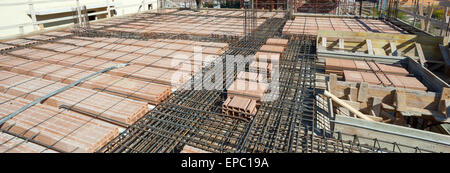 Eisernen Käfig net für Gebäude Etage in Baustelle zu verstärken. Stockfoto