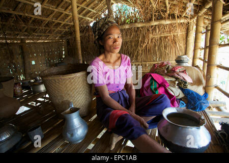 Chakma Frau sitzt in ihrem Haus; Khagrachari, Division Chittagong, Bangladesch Stockfoto