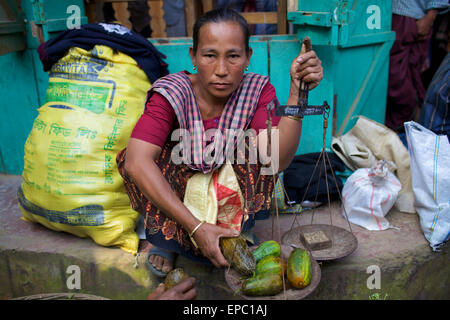 Porträt des Chakma Frau am Markt; Khagrachari, Division Chittagong, Bangladesch Stockfoto