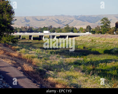 Interstate 880, Nimitz Freeway über Alameda Creek, Union City, CA Stockfoto