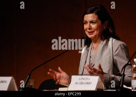 Turin, Italien. 15. Mai 2015. Der Präsident der Kammer der Abgeordneten Laura Boldrini hat ihr Buch "Lo Sguardo Lontano" auf der 28. Internationalen Buchmesse vorgestellt. © Elena Aquila/Pacific Press/Alamy Live-Nachrichten Stockfoto