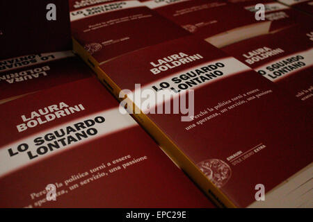 Turin, Italien. 15. Mai 2015. Das Buch von Laura Boldrini "Lo Sguardo Lontano". © Elena Aquila/Pacific Press/Alamy Live-Nachrichten Stockfoto