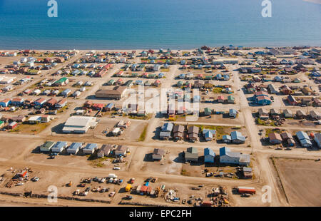 Luftaufnahme von Nome mit dem Norton Sound sichtbar im Hintergrund, Arktis Alaska, Sommer Stockfoto