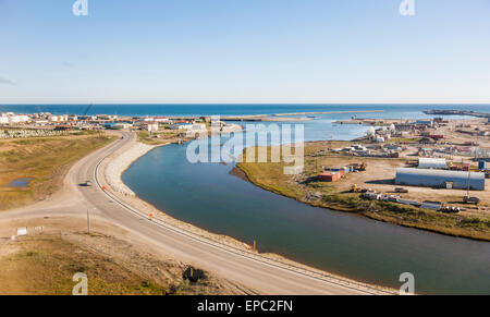 Eine Luftaufnahme der Stadt Nome mit Russel Bach, der durch die schehens, Arktis Alaska, Sommer Stockfoto