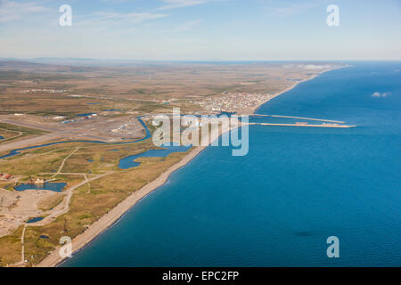 Eine Luftaufnahme der Stadt Nome mit Norton Sound und den Deich, Arktis Alaska, Sommer Stockfoto