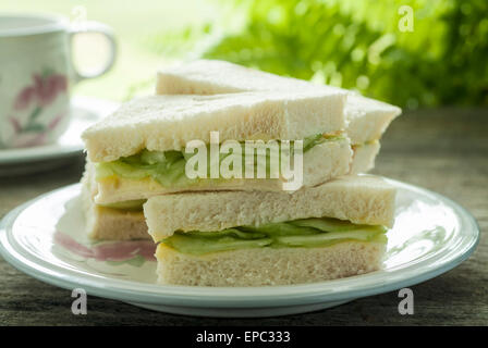 Traditionelle britische Gurke Sandwich mit Tee serviert. Stockfoto