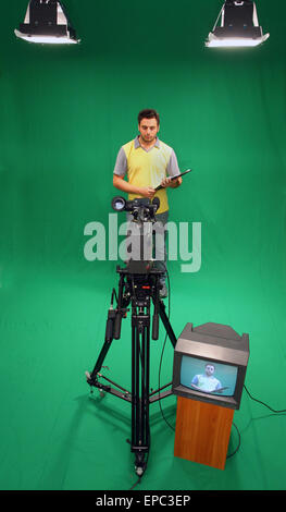 TV-Moderatorin in einem Greenscreen-Studio aufzunehmen. Stockfoto