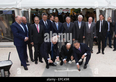 (150516)--BUDAPEST, 16. Mai 2015 (Xinhua)--ungarische Ministerpräsident Viktor Orban (vorne, R), FINA Präsidenten Julio C. Maglione (vorne C) und Budapester Bürgermeister Istvan Tarlos (Front L) besuchen den Grundstein legen Zeremonie der Dagaly-Schwimmzentrum für die FINA-2017-Weltmeisterschaften in Budapest, Ungarn am 15. Mai 2015 gebaut werden. FINA kündigte im März dieses Jahres, dass Budapest Gastgeber der 17. FINA-Weltmeisterschaften im Juli 2017, ersetzen der Stadt Guadalajara aus Mexiko, die Gastgeber der 2017-Veranstaltung im Februar 2015 entzog. (Xinhua/Attila Volgyi) Stockfoto