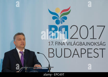 Budapest. 15. Mai 2015. Ungarns Premier Viktor Orban befasst sich mit der Verlegung Ecksteinlegung der Dagaly schwimmen Zentrum für die FINA-2017-Weltmeisterschaften in Budapest, Ungarn am 15. Mai 2015 gebaut werden. FINA kündigte im März dieses Jahres, dass Budapest Gastgeber der 17. FINA-Weltmeisterschaften im Juli 2017, ersetzen der Stadt Guadalajara aus Mexiko, die Gastgeber der 2017-Veranstaltung im Februar 2015 entzog. © Attila Volgyi/Xinhua/Alamy Live-Nachrichten Stockfoto