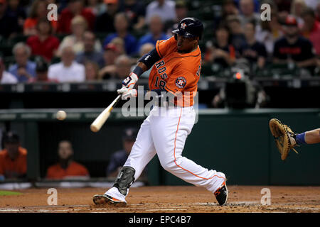 Houston, TX, USA. 15. Mai 2015. Houston Astros dritte Baseman Luis Valbuena #18 schwingt auf einem Stellplatz in der MLB regular Season Spiel zwischen der Houston Astros und die Toronto Blue Jays von Minute Maid Park in Houston, Texas. (Bildnachweis: Erik Williams/CSM) Bildnachweis: Csm/Alamy Live-Nachrichten Stockfoto