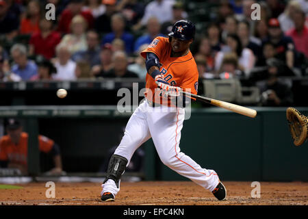 Houston, TX, USA. 15. Mai 2015. Houston Astros dritte Baseman Luis Valbuena #18 schwingt aggressiv auf einen Stellplatz in der MLB regular Season Spiel zwischen der Houston Astros und die Toronto Blue Jays von Minute Maid Park in Houston, Texas. (Bildnachweis: Erik Williams/CSM) Bildnachweis: Csm/Alamy Live-Nachrichten Stockfoto