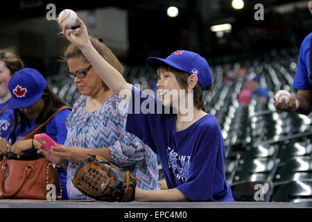 Houston, TX, USA. 15. Mai 2015. Ein junger Toronto Blue Jays-Fan fragt nach einem Autogramm vor der MLB Spiel der regulären Saison zwischen der Houston Astros und die Toronto Blue Jays von Minute Maid Park in Houston, Texas. (Bildnachweis: Erik Williams/CSM) Bildnachweis: Csm/Alamy Live-Nachrichten Stockfoto