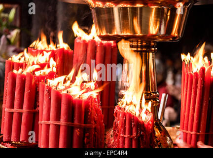 Rote Kerzen im Tempel Stockfoto