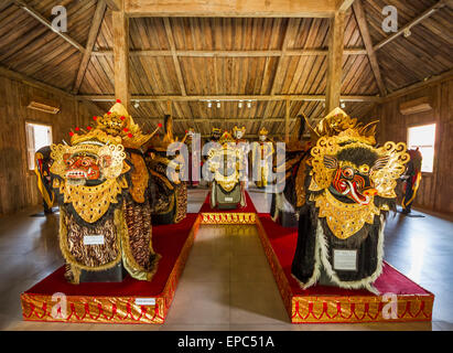 Barong Tanz Masken und Kostüme von Bali auf dem Display am Setia Darma Haus von Masken und Marionetten, Tegal Bingin, Bali, Indonesien Stockfoto