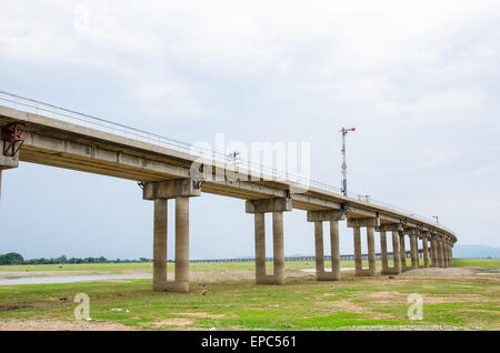 Railroad tracks in das Reservoir, Pa Sak Jolasid Dam, Lopburi Thailand. Stockfoto