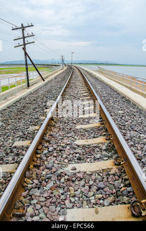 Railroad tracks in das Reservoir, Pa Sak Jolasid Dam, Lopburi Thailand. Stockfoto