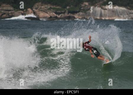 Rio De Janeiro, Brasilien. 15. Mai 2015. Mick Fanning (AUS) in Runde 3 der WCT Oi Rio Pro 2015 in Barra da Tijuca Beach. Er besiegte Dusty Payne (USA/HAW). Bildnachweis: Maria Adelaide Silva/Alamy Live-Nachrichten Stockfoto