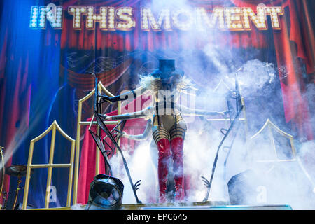 Madison, Wisconsin, USA. 10. Mai 2015. Sängerin MARIA BRINK von In This Moment tritt während der WJJO Mayday Maylay am Alliant Energy Center in Madison, Wisconsin © Daniel DeSlover/ZUMA Draht/Alamy Live News Stockfoto