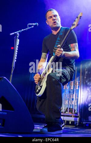 Madison, Wisconsin, USA. 10. Mai 2015. Bassist ANDERS KJOLHOLM von Volbeat tritt während der WJJO Mayday Maylay am Alliant Energy Center in Madison, Wisconsin © Daniel DeSlover/ZUMA Draht/Alamy Live News Stockfoto