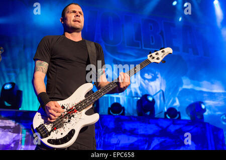 Madison, Wisconsin, USA. 10. Mai 2015. Bassist ANDERS KJOLHOLM von Volbeat tritt während der WJJO Mayday Maylay am Alliant Energy Center in Madison, Wisconsin © Daniel DeSlover/ZUMA Draht/Alamy Live News Stockfoto