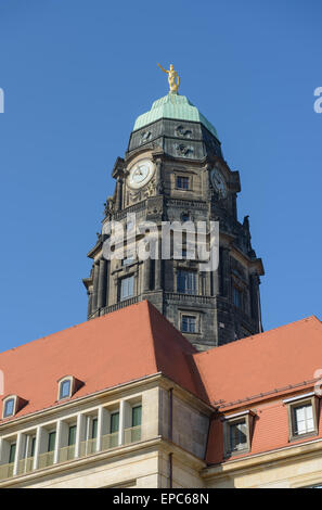 Ansicht des alten barocken Turm des neuen Rathauses von Kreuz-Straße der Rathaus-Platz in Dresden, Sachsen, Deutschland. Stockfoto