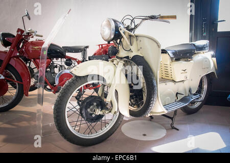 NEGRAR, Italien - APRIL 6: Motoclub Valpolicella während der "Palio del Recioto" organisiert eine Ausstellung von Oldtimer-Motorräder in Negrar auf Montag, 6. April 2015. -Enthusiasten aus ganz Italien. Stockfoto