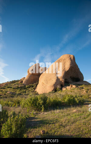 Riesige Felsbrocken stehen aufrecht in der Landschaft der kalifornischen Mojave-Wüste. Stockfoto