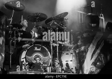 Madison, Wisconsin, USA. 10. Mai 2015. Drummer JON LARSEN von Volbeat tritt während der WJJO Mayday Maylay am Alliant Energy Center in Madison, Wisconsin © Daniel DeSlover/ZUMA Draht/Alamy Live News Stockfoto