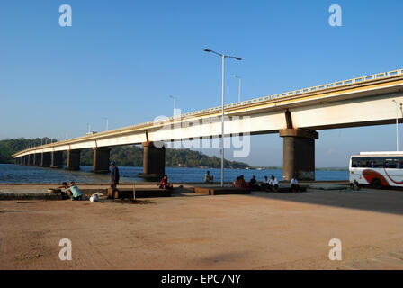 Goa-Brücke über Mandovi Fluss Panaji Goa Indien Stockfoto