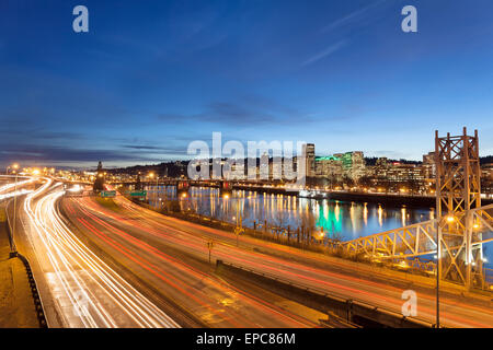 Portland Oregon Innenstadt Stadtbild mit Freeway Traffic Light Trails am Abend blaue Stunde Stockfoto