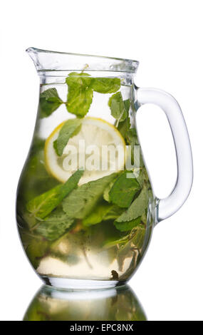 Alkoholischer Cocktail mit Minze und Zitrone Scheibe in einen Krug. Volle Kanne Mojito. Stockfoto