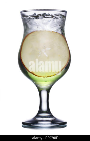 Alkoholischen Cocktail im Hurricane Glas mit Apfel-Scheibe. Frische, saubere Optik. Stockfoto