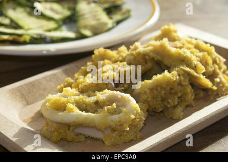 Calamari mit Krume und aromatischen Kräutern paniert und im Ofen mit dem Weißwein gegart Stockfoto