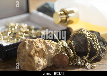 Konzept der Styling-Charme und Reichtum mit Schmuck und Parfums Stockfoto