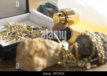 Konzept der Styling-Charme und Reichtum mit Schmuck und Parfums Stockfoto