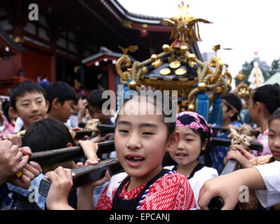 Tokio, Japan. 16. Mai 2015. Kinder tragen einen tragbaren Schrein während der jährlichen Sanja Festuval, eines der drei größten Festivals in Tokio, Japan, 16. Mai 2015. Etwa 100 tragbare Schreine wurden am 2. Tag des Festivals, das 15. bis 17. von Mai dieses Jahres stattfindet. © Stringer/Xinhua/Alamy Live-Nachrichten Stockfoto