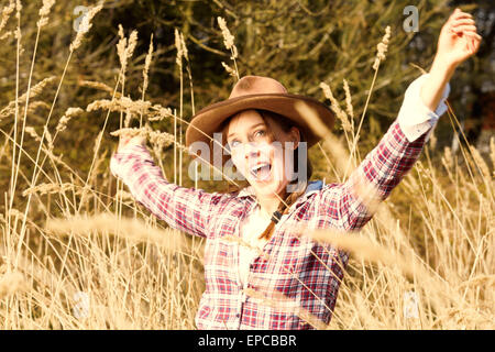 Einsame Frau mit Cowboy-Hut Stockfoto