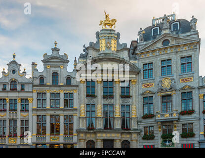 Reich verzierte 17. Jahrhundert flämischen Renaissance-Gebäude in der Südecke, Grand Place, Brüssel, Belgien, gesehen im Abendlicht Stockfoto